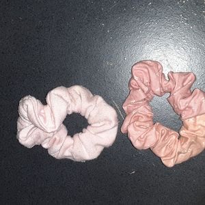 2 scrunchies